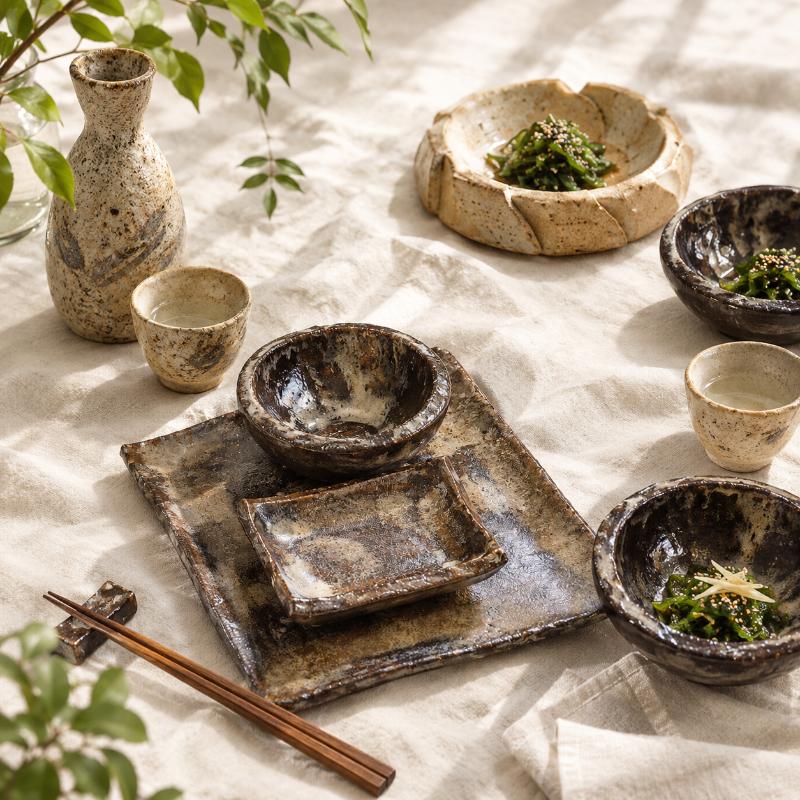 Mesa japonesa rústica con cerámica artesanal
